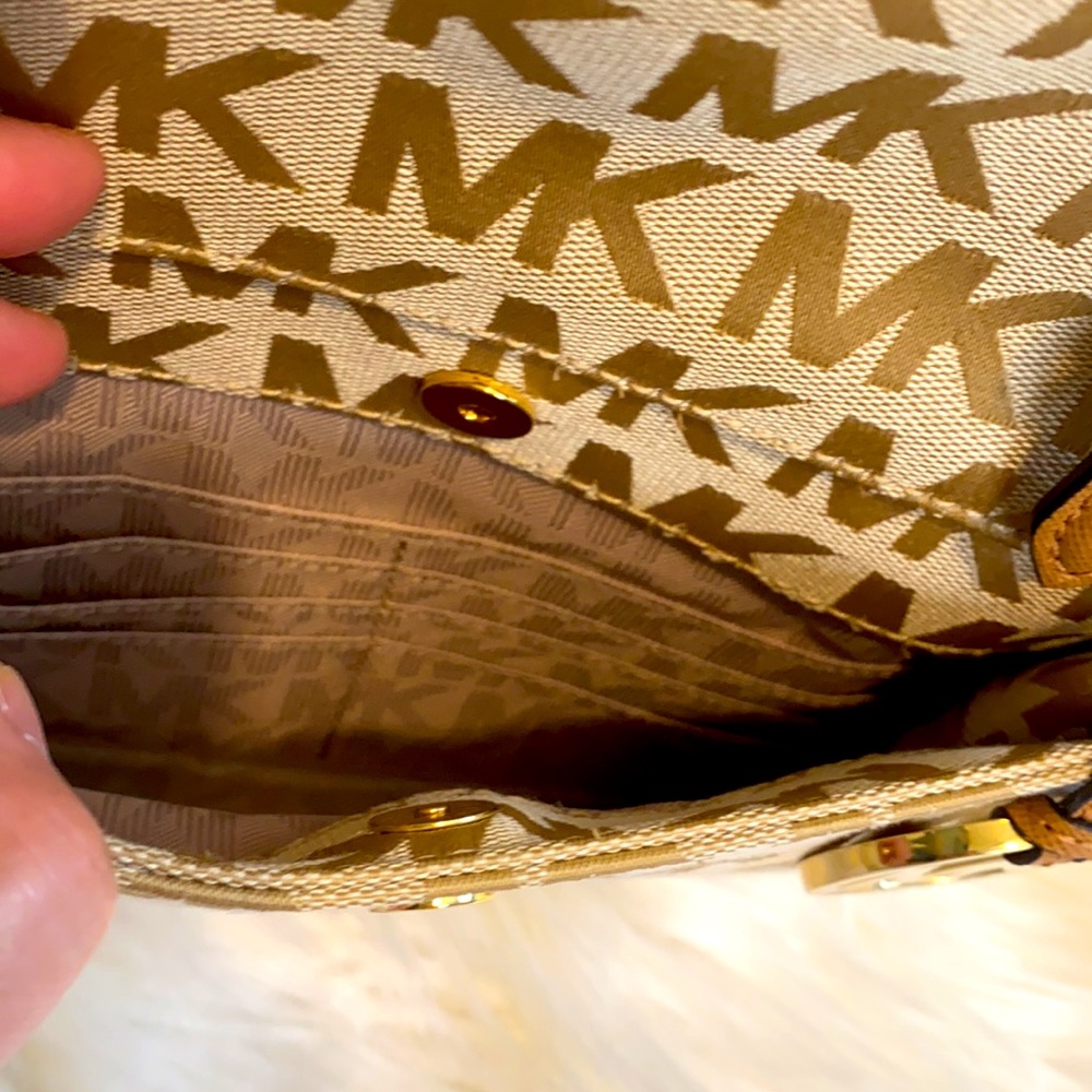 PRE LOVED Michael Kors Jet Set Snap Pocket Tote handbag.Color: Beige/Cam/DKTan. - Picture 9 of 13
